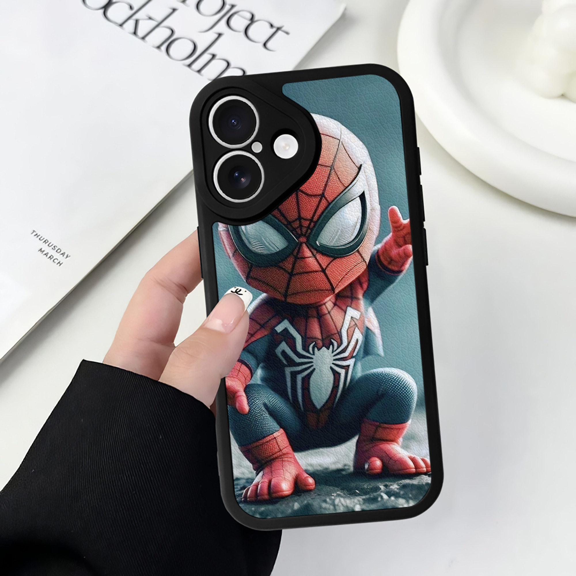 （画像用） Spider Man スパイダーマン 【iPhone 16シリーズ対応】シリコンスマホケース（レザー調） 材質：シリコン